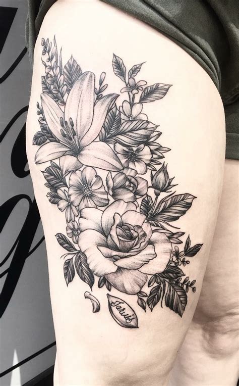 Tatuagem flores coxa